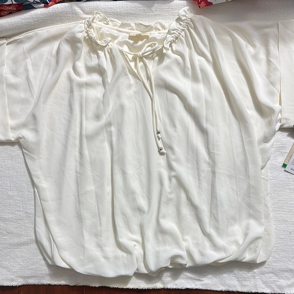 Elegant White Blouse - Picture 2 of 9